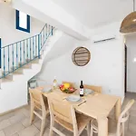 Athina Ena Villa Péjia
